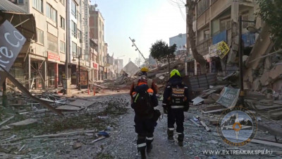 В Турции спасли мужчину, пролежавшего под завалами более шести суток