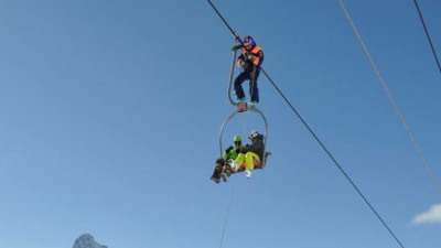 В посёлке Домбай с канатной дороги эвакуировали 36 человек