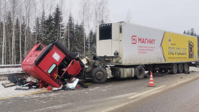 Горячий битум разлился после массовой аварии на трассе М-11