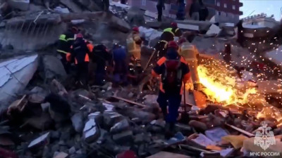 Число погибших в Турции после землетрясений превысило 5,8 тыс человек