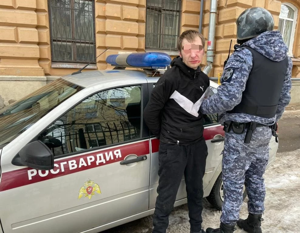 Петербуржец с ножом за день устроил скандал в магазине и вынес телефон из квартиры на Новолитовской - tvspb.ru