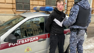 Петербуржец с ножом за день устроил скандал в магазине и вынес телефон из квартиры на Новолитовской