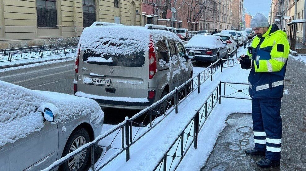 В феврале пешие инспекторы почистили номера 1 702 машин в зоне платной парковки - tvspb.ru