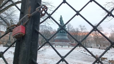 В Петербурге из-за шторма закрыли сады и парки