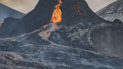 Вулкан Эбеко на Курилах выбросил пепел на высоту 2,5 километра