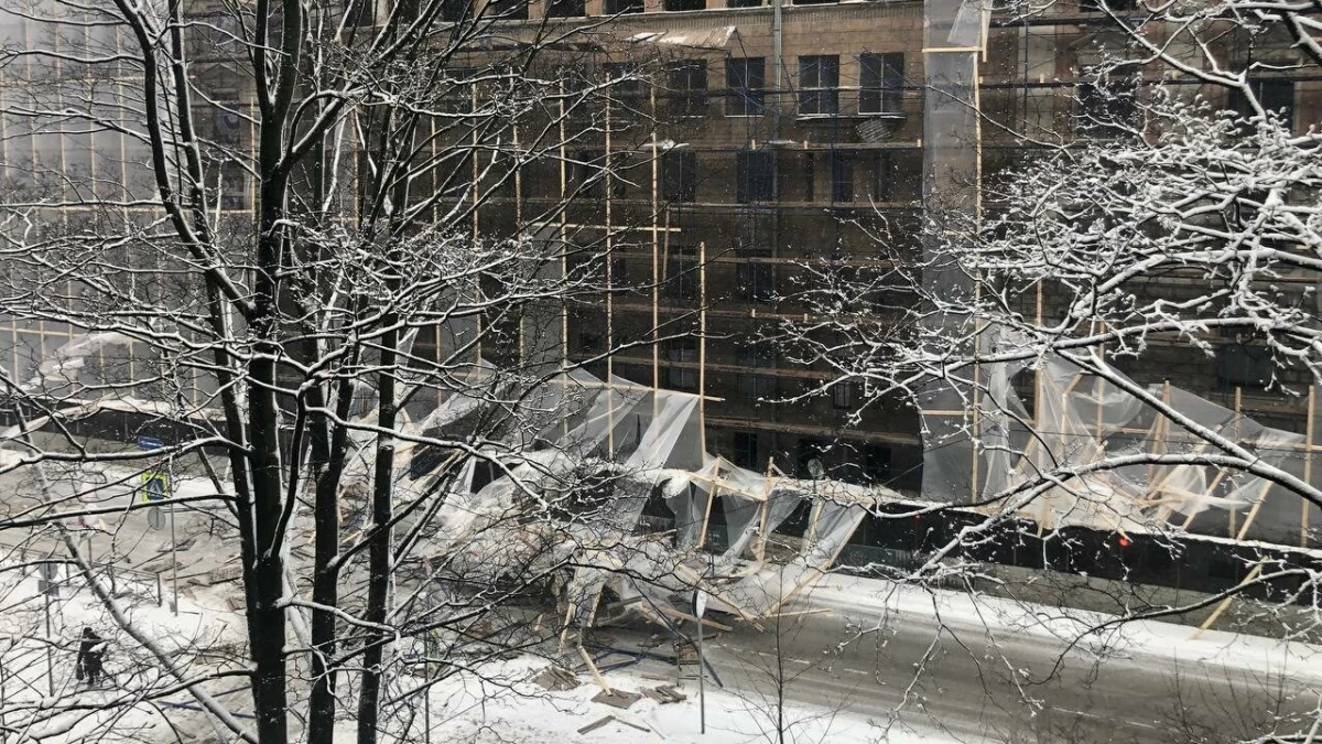 На Малом проспекте Петроградской стороны обрушились строительные леса - tvspb.ru