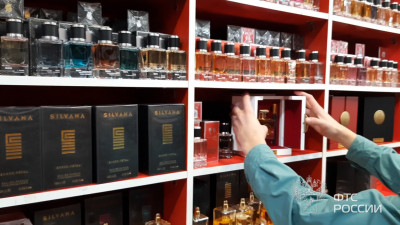 Dior по дешевке: 24 тысячи флаконов поддельных духов вывезли из ТК «Апраксин двор»