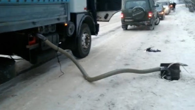 За решетку отправили банду, откачавшую сотни тонн топлива на 11 млн рублей в Ленобласти