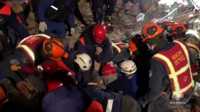 Спасатели России, Белоруссии и Киргизии вытащили мужчину спустя почти 7 дней после землетрясения