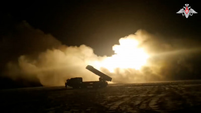 Минобороны показали работу расчетов РСЗО «Торнадо-С» в ночное время