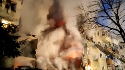 Как тушили пожар в обрушившемся доме в Новосибирске — видео