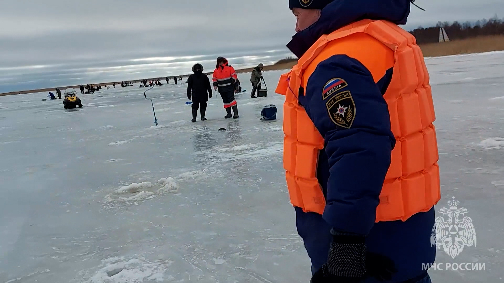 Канал спас сегодня иркутск. МЧС спасает. Сотрудники МЧС спасают людей. Спасатели МЧС на льдине.