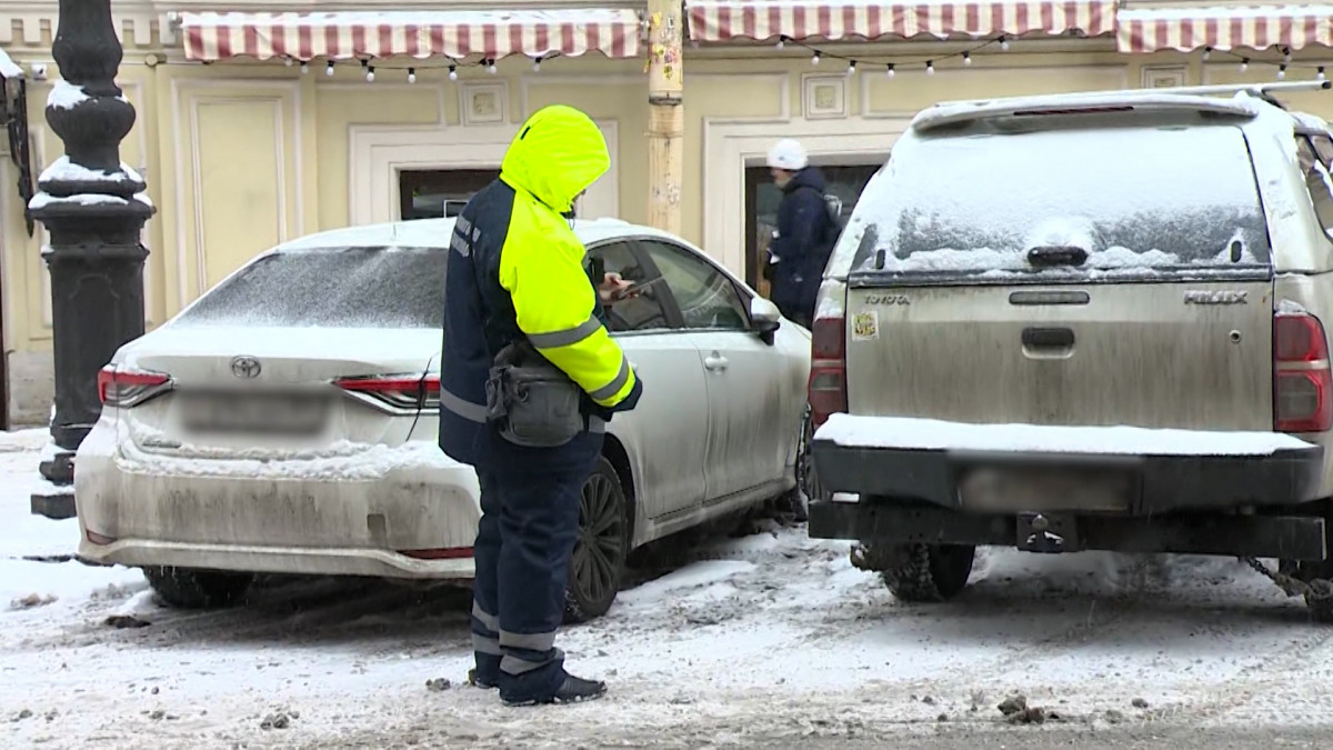 В зонах платной парковки в Петербурге начали работу пешие патрули |  Телеканал Санкт-Петербург