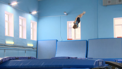 Более 60 спортсменов поборются за место в сборной Петербурга по прыжкам на батутах
