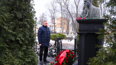 Александр Беглов почтил память первого мэра Петербурга Анатолия Собчака