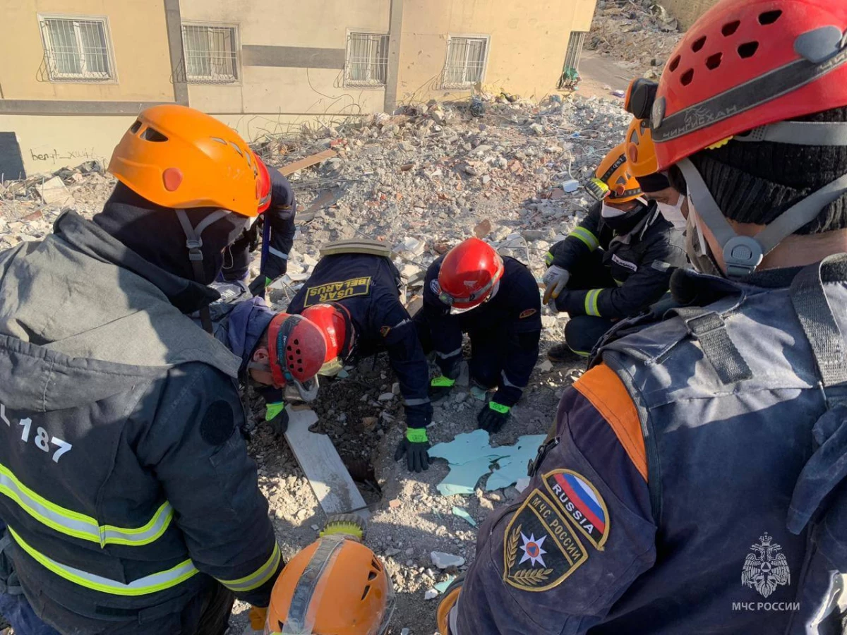 Кастрюлю со 150 тысячами долларов нашли российские спасатели при разборе завалов в Турции - tvspb.ru