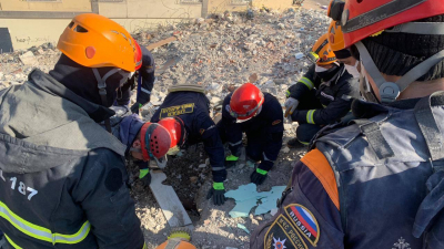 Кастрюлю со 150 тысячами долларов нашли российские спасатели при разборе завалов в Турции