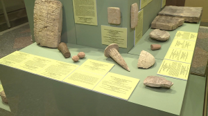 Закладной гвоздь с надписью, школьные прописи и другие артефакты эпохи клинописи в коллекции Государственного Эрмитажа