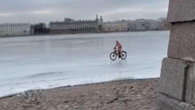 60-летнего мужчину, прокатившегося на велосипеде по краю Невы, могут оштрафовать на 5 тысяч рублей
