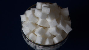 Осторожно, вызывает привыкание! Что такое «скрытый сахар» и как отыскать его в самых несладких продуктах