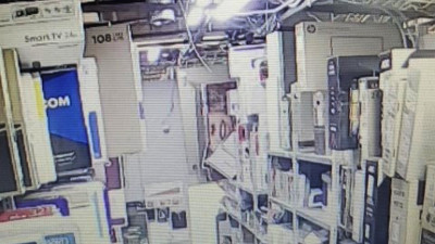 В Петербурге мужчина вытащил 440 гаджетов через вентиляционные шахты на крышах ТЦ