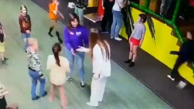 В детской зоне ТЦ на улице Коллонтай женщина избила ребёнка