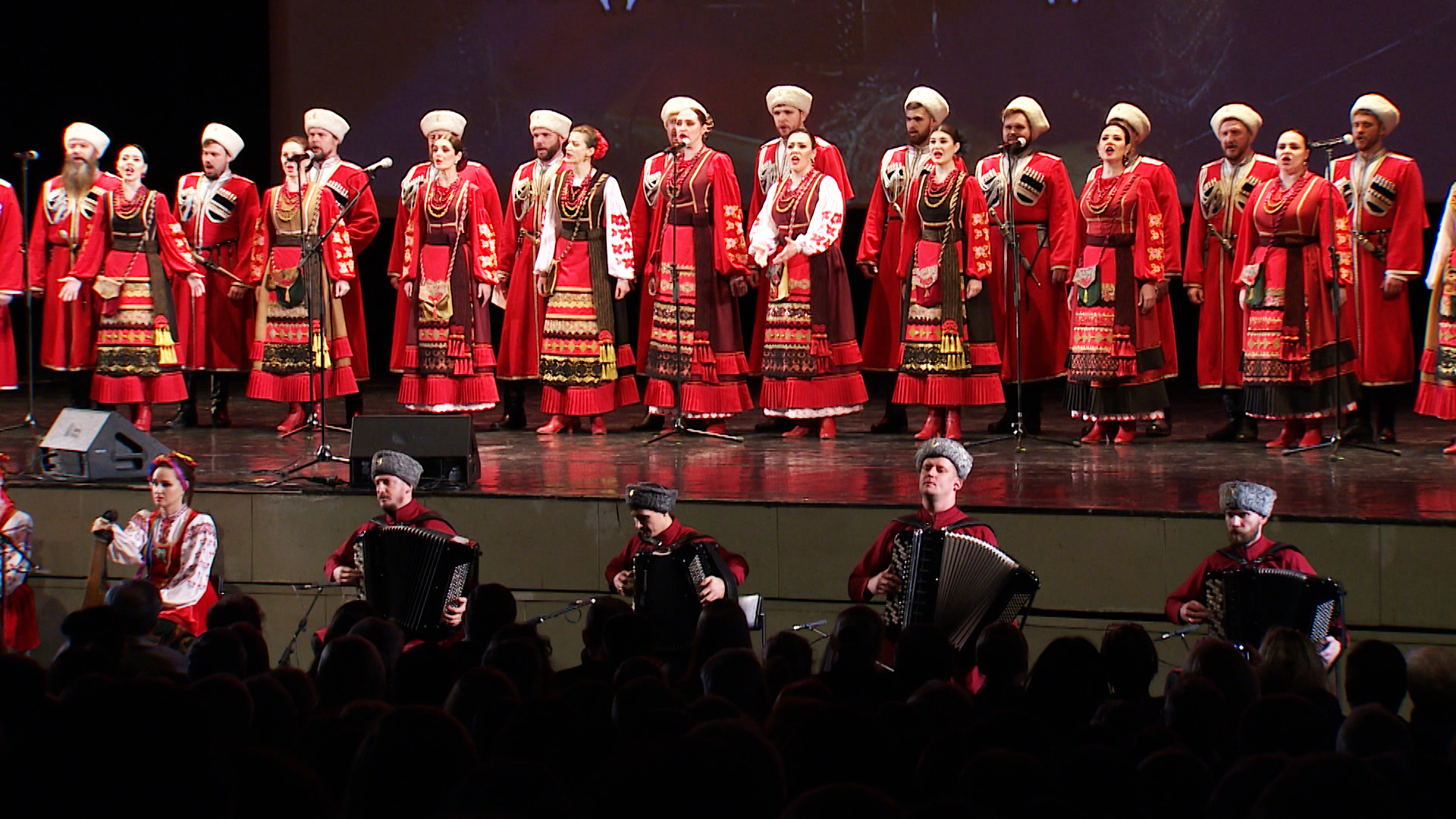 Кубанский хор спб. Кубанский казачий хор костюмы. ЦКЗ Кубанского казачьего хора. Кубанский казачий хор солистки.