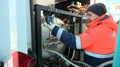 В Петербурге запустили передвижной пункт для обслуживания газовых баков городских автобусов