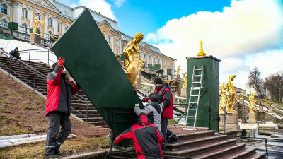 Скульптуры Большого каскада Петергофа «раздевают» после зимы