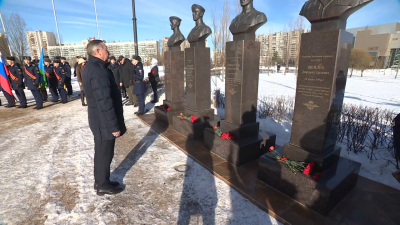Александр Беглов почтил память воинов-десантников 6-й роты 76-й Псковской дивизии ВДВ