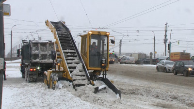 С последствиями снегопада в Петербурге борются почти 900 спецмашин и 756 дворников