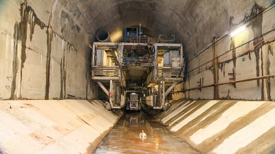 Петербургские метростроители завершают сбор гигантского проходческого щита «Надежда»