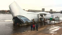 Утонувший ресторан «Серебряный кит» угрожает судоходству на Неве