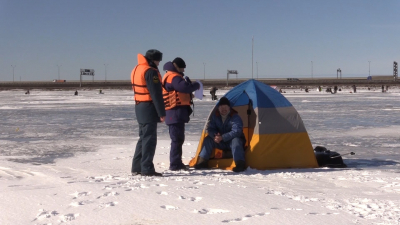 За первый день рейдов спасателей в Петербурге оштрафовали 7 любителей прогулок по льду