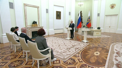Владимир Путин наградил троих петербургских деятелей в Кремле