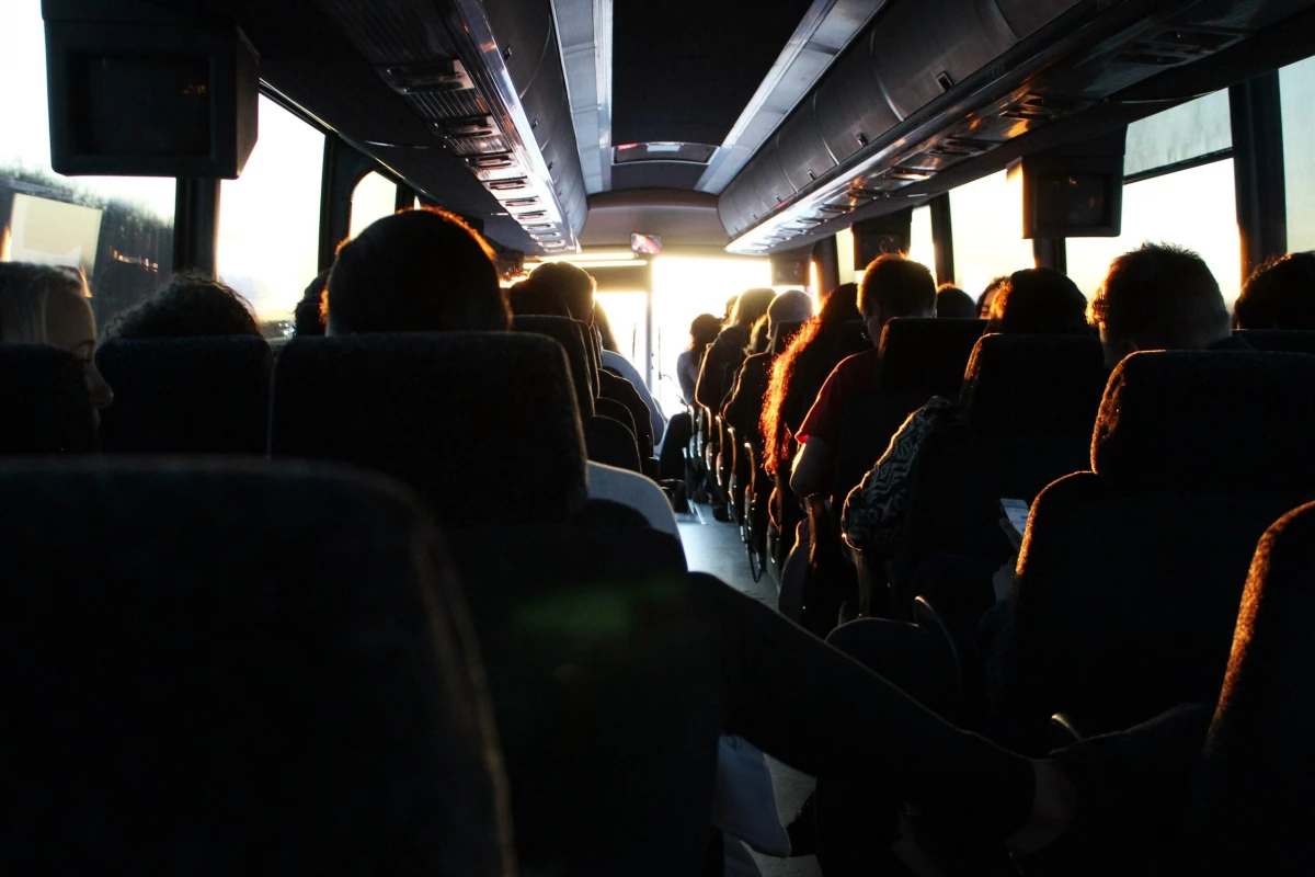 Компания подростков разгромила автобус и напугала пассажиров на Есенина - tvspb.ru
