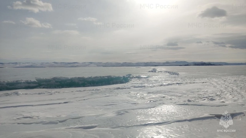 На Сахалине к спасению 50 рыбаков с оторванной льдины привлекли вертолет Ми-8 - tvspb.ru