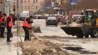850 единиц техники и почти тысяча работников борются с последствиями оттепели в Петербурге