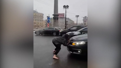 Бросалась на машины и танцевала на капотах: дама под веществами устроила шоу в центре города