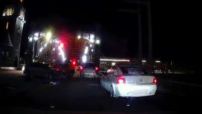 Два автомобиля столкнулись на Большеохтинском мосту — видео