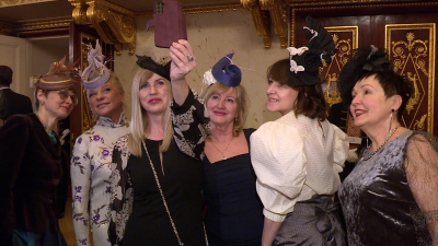 Красивый выход: женщины в 40 городах России отправились в театры в шляпках и вечерних нарядах