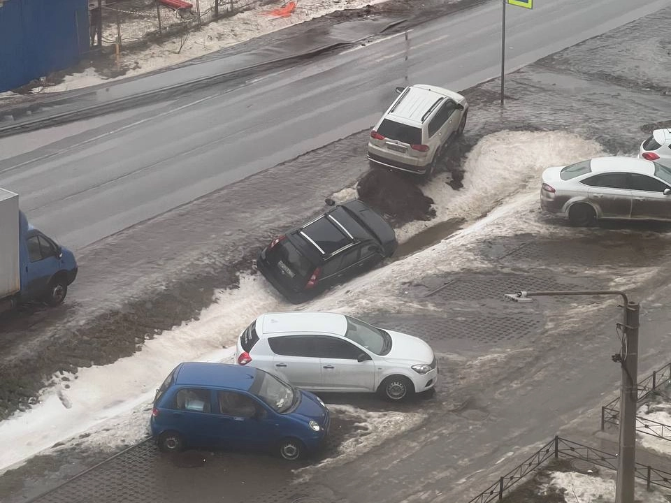 В Мурино припаркованные авто скатились на обочину из-за гололеда - tvspb.ru