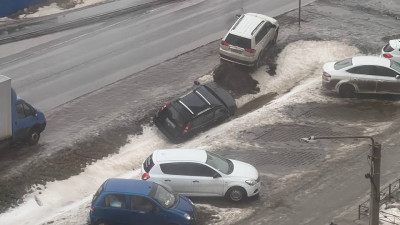 В Мурино припаркованные авто скатились на обочину из-за гололеда