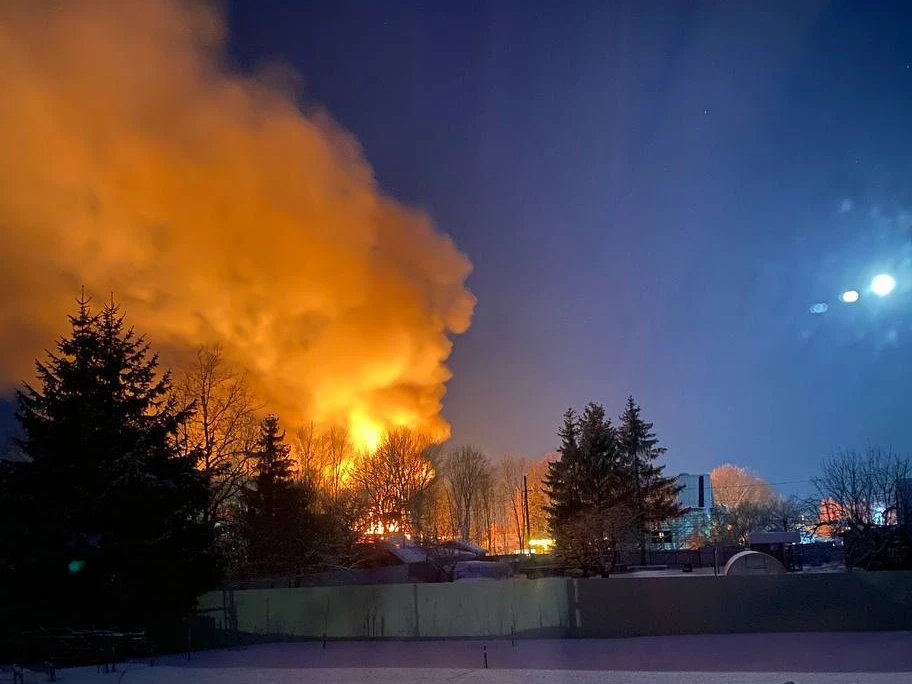 «Сильный треск слышен бы»: в Пскове охватило пламенем жилой дом - tvspb.ru