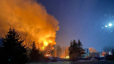 «Сильный треск слышен бы»: в Пскове охватило пламенем жилой дом