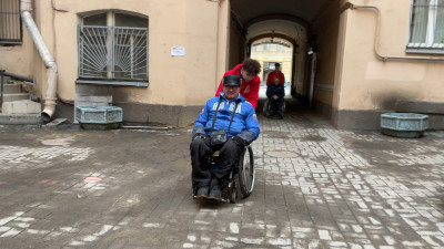 С петербургскими волонтерами отработали методы помощи инвалидам