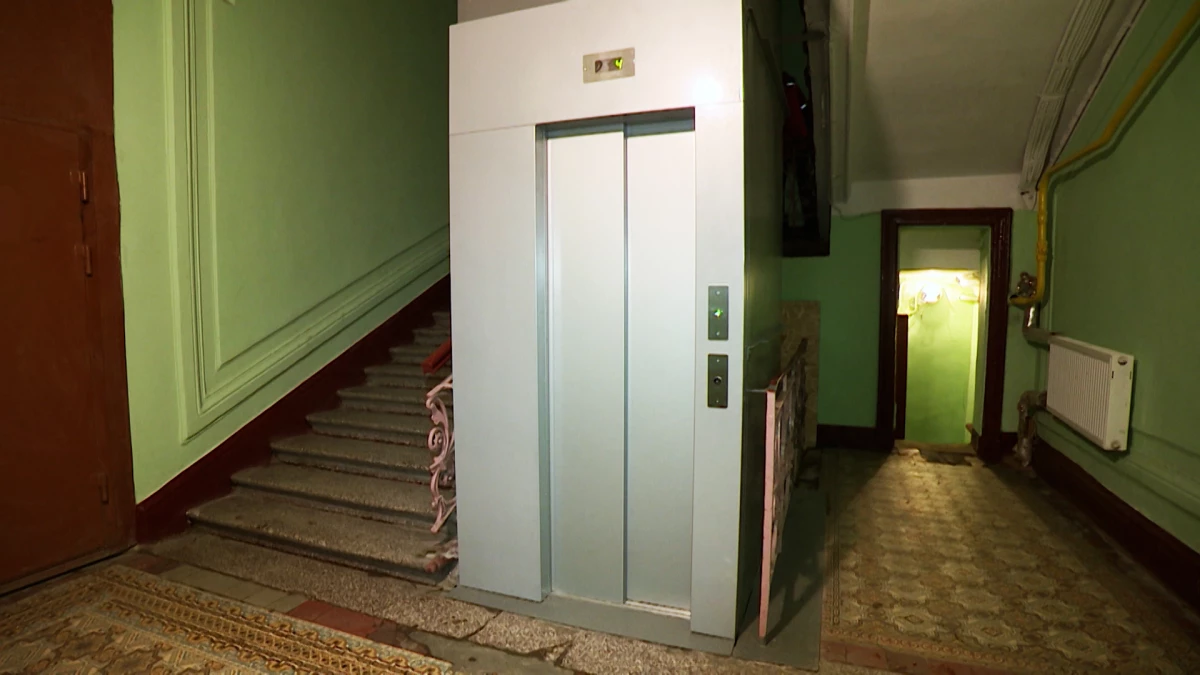В доме на Стародеревенской улице, где живут ветераны и инвалиды, заменят лифты - tvspb.ru