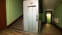 В 10 парадных дома на Индустриальном проспекте появились новые лифты