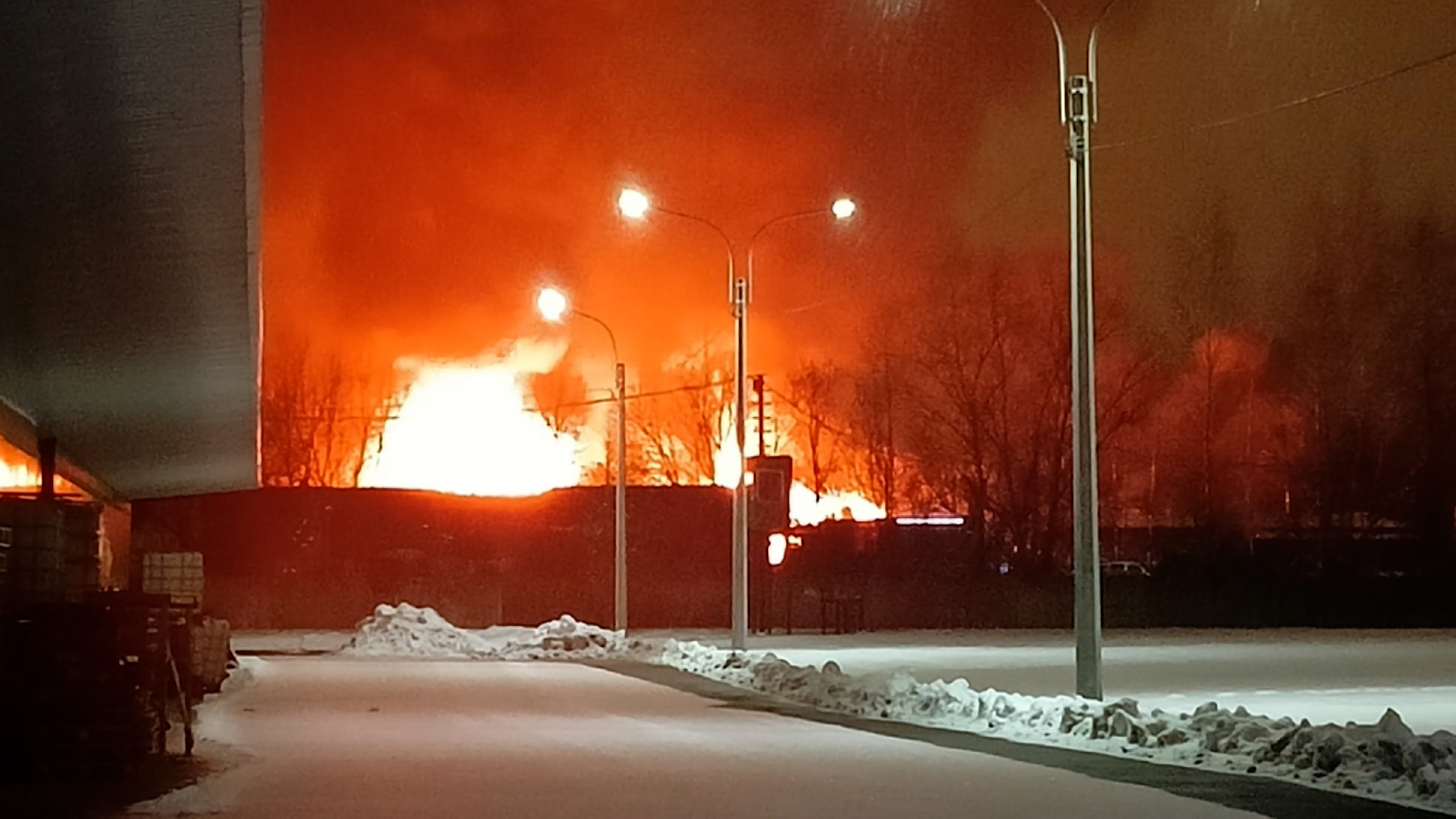 Лапинск. Пожары. Пожарные на пожаре. Пожар в Санкт-Петербурге. Огонь пожар.