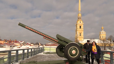 Победительница конкурса «Женщина года» произвела полуденный выстрел пушки с Нарышкина бастиона